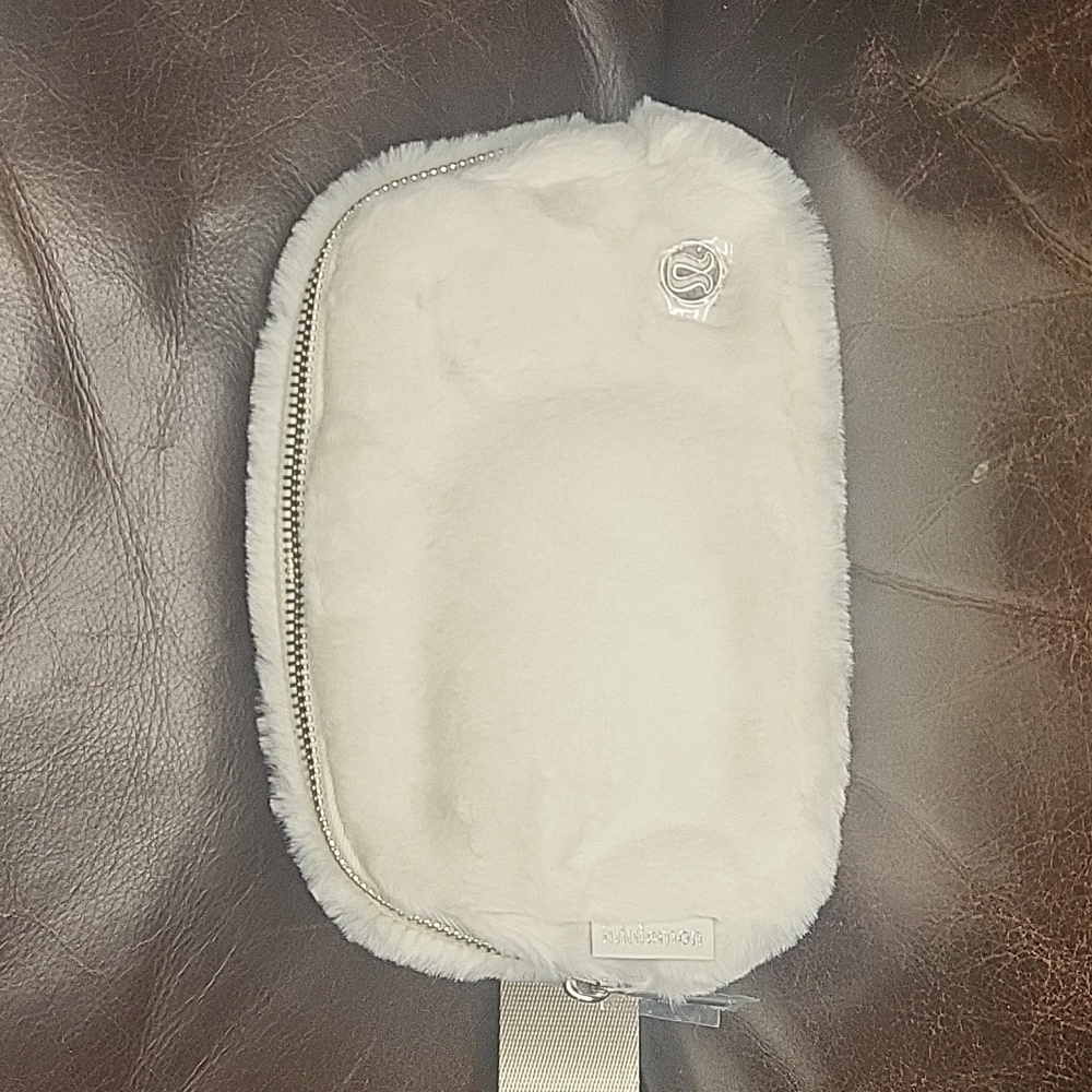 Lululemon Everywhere Belt Bag Plush Fleece white NWT